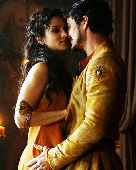 Ellaria Sand & Oberyn Martell in S4E1 😌😍😘😏🙌💖 Ellaria Sand, Oberyn Martell, Indira Varma, Cersei And Jaime, The Servant, Character Bank, Gra O Tron, Tyrion Lannister, Games Of Thrones