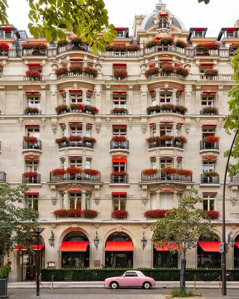 Hôtel Plaza Athénée (@plaza_athenee) • Instagram photos and videos Plaza Athenee Paris, Plaza Athenee, The Plaza, Paris Photos, Spring Outfit, Palace, Illustrations, Paris, Hotel