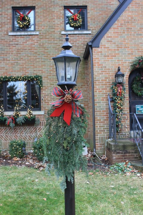 Holiday lamp post - just a few evergreen sprigs and ribbon.  Classically simple. Christmas Lamp Post Decorations, Christmas Lamp Post, Diy Christmas Table, Christmas House Lights, Christmas Lamp, Meteor Garden 2018, Christmas Decorations Diy Outdoor, Garden Christmas, Christmas Garden