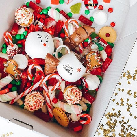 Christmas Grazing Boxes, Christmas Graze Box Ideas, Christmas Sweets Box Gift Ideas, Christmas Grazing Box Ideas, Grazing Box Ideas Diy, Christmas Treat Boxes Sweets, Christmas Sweet Box Ideas, Teacher Food Gifts, Graze Box Ideas