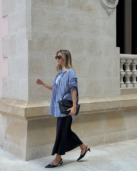 Stripes in blue #springoutfit #outfitinspiration #stripedshirt #avenuethelabel #silkskirt #slingback #portuguesegirl #stylingideas Black Silk Skirt, Shirt And Skirt, Blue Striped Shirt, Office Outfit, Stripe Shirt, Slingbacks, Silk Skirt, Office Outfits, Massimo Dutti