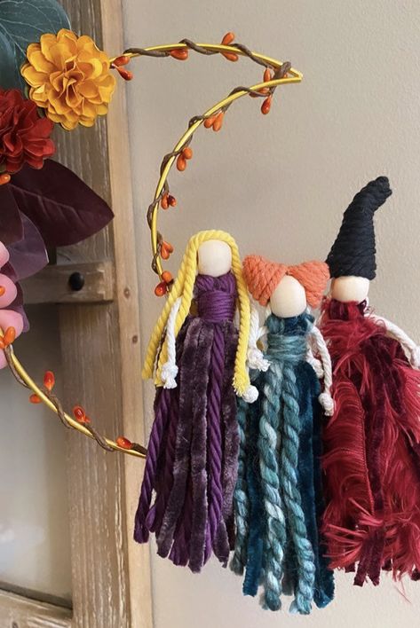 Hocus Pocus Yarn Dolls, Hocus Pocus Macrame, Hocus Pocus Yarn Dolls Diy, Diy Sanderson Sisters Decor, Sanderson Sisters Crafts, Yarn Halloween, Witch Ornaments, Hocus Pocus Decor, Hocus Pocus Sisters