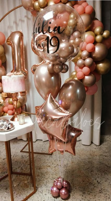 Arranjo com gás hélio rose gold😻 Bambolês, arranjos e bubbles personalizados para você e para sua comemoração em casa! 🎈 @milucabaloes_, sempre dispostas a fazer parte da sua comemoração!💙 _Frete a combinar_ 🛵 #festaemcasa #festa #fiqueemcasa #milucabaloes Festa Rose Gold, Butterfly Birthday Cakes, 40th Birthday Decorations, Room Door Design, Birthday Balloon Decorations, Butterfly Birthday, Balloon Design, Birthday Treats, Grad Parties