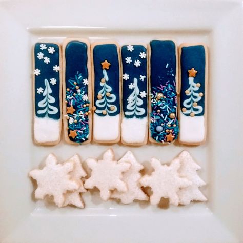 My daughter and I made these cookies for our annual cookie exchange. Because we have to make at least 8 dozen, I need to balance ease of production with keeping them artistic. Wet-on-wet trees inspired by Glorious Treats winter wonderland cookies! Royal Icing Cookie Sticks, Cookie Sticks Christmas, Stick Christmas Cookies, Decorated Cookie Sticks, Christmas Stick Cookies, Sugar Cookie Sticks Decorated, Christmas Cookie Sticks Decorated, Wet On Wet Christmas Cookies, Stick Cookies Decorated