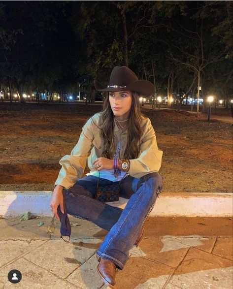 Vaquero Outfit, Look All Jeans, Outfit Botas, Tin Haul, Cowboy Chic, Cowgirl Style Outfits, Cowgirl Look, Cowboy Costume, Beautiful Photoshoot Ideas