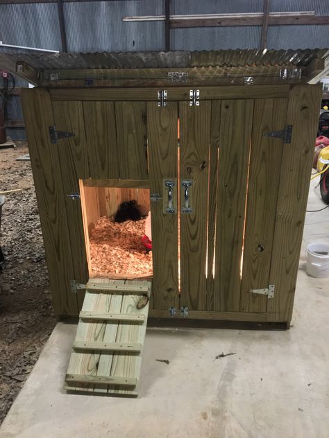 The new duck house Duck Coop Ideas Diy Easy, Duck Cage Ideas Outdoor, Small Duck Coop, Small Duck House, Simple Duck House, Duck Pen Ideas Diy Simple, Duck Houses, Goose House Ideas, Geese House Ideas