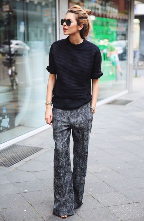 black inspo! shop stunning styles online now! www.esther.com.au // fast worldwide shipping xx Looks Street Style, Looks Black, Street Style Winter, Grey Pants, 가을 패션, Fashion Mode, Looks Style, Mode Inspiration, Work Fashion