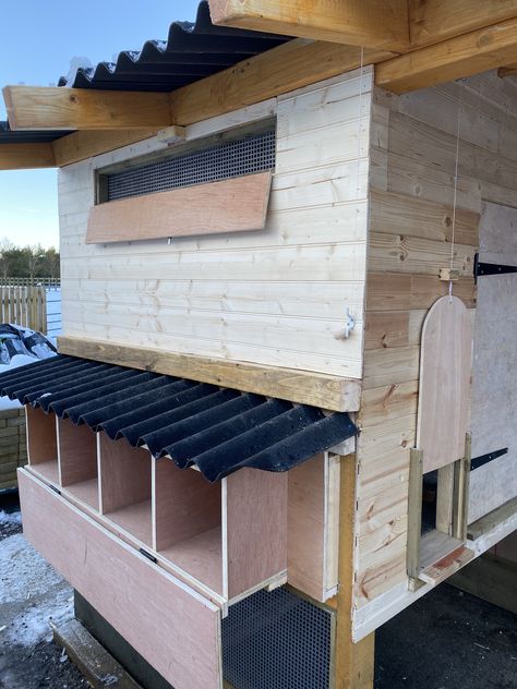 East clean nesting boxes (now lined with waterproofing material). Includes airing panel Easy Clean Nesting Boxes, How To Build Nesting Boxes For Chickens, Barnyard Chickens, Nesting Boxes Diy, Southwestern House, Chicken Shack, Backyard Chicken Coop Plans, Chicken Nesting Boxes, Chicken Coup