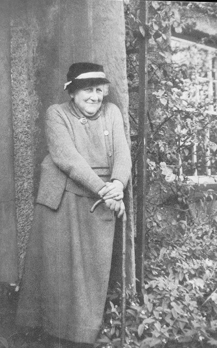 Hellen Beatrix Potter English author, illustrator, natural scientist and conservationist best known for her imaginative children’s books featuring animals such as those in The Tale of Peter Rabbit which celebrated the British landscape and country life. Salvatore Dali, Beatrix Potter Illustrations, Beatrice Potter, Peter Rabbit And Friends, Pierre Auguste, 22 December, Pierre Auguste Renoir, Foto Art, Power Girl