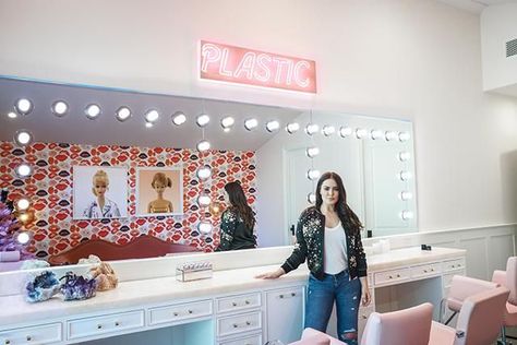 Meet Beau Dunn: The Artist Inside Kylie Jenner's Glam Room Kylie Jenner Beauty Room, Kylie Jenner House, Beauty Rooms, Makeup Studio Decor, Kardashian Home, Jenner House, Decorating Room, Jenner Makeup, Dream Closet Design