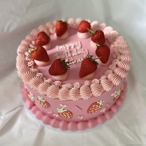 Strawberry Shortcake Theme Cake, Strawberry Shortcake Birthday Cake, Strawberry Shortcake Birthday, Strawberry Shortcake Cake, Strawberry Shortcake Party, Girly Cakes, Birthday Bbq, Strawberry Party, Birthday Brunch