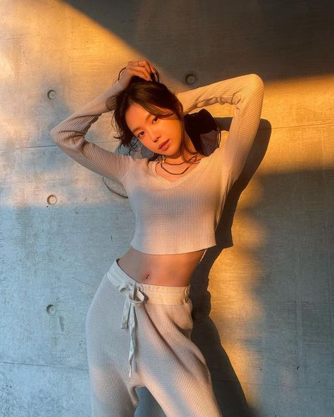 Actress and Apink member Naeun showed off her ant waist in recent Instagram #photos. Son Naeun, Apink Naeun, Son Na Eun, Hijabi Fashion Casual, Types Of Girls, Casual Fits, Body Goals, Role Models