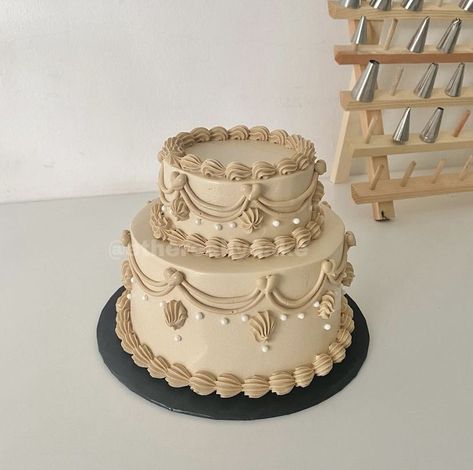 !! not my cake !! cr : ethereallycake on insta Brown Vintage Cake, Royal Birthday Cake, Beige Cake, Heart Cake Designs, Vintage Cake Decorating, Heart Cake Design, Vintage Heart Cake, Brown Cake, Rodjendanske Torte