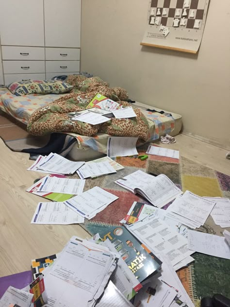 Messy Studying, Floor Aesthetic, Study Bed, Bed Aesthetic, Study Life, Study Study Study, Study Aesthetics, Medical School Studying, Study Pictures