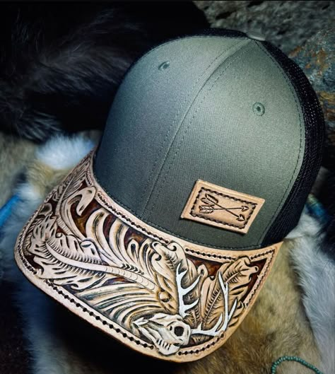 Custom leather, leather patch, leather hat bill, oak leaf, deer skull, leatherwork, leather tooling, tooled leather Country Hats Men, Diy Leather Hat, Cap Men Fashion, Leather Working Projects, Custom Leather Work, Leather Hair Accessories, Crossed Arrows, Leather Working Patterns, Country Hats