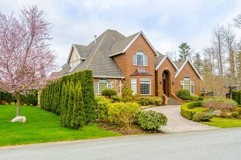 Red brick large suburban home with u-shaped brick driveway. U Shape Driveway Landscaping, Circle Driveway Landscaping, Circle Driveway, Brick Driveway, Driveway Lighting, Screen House, Driveway Landscaping, Circular Driveway, Modern Ranch