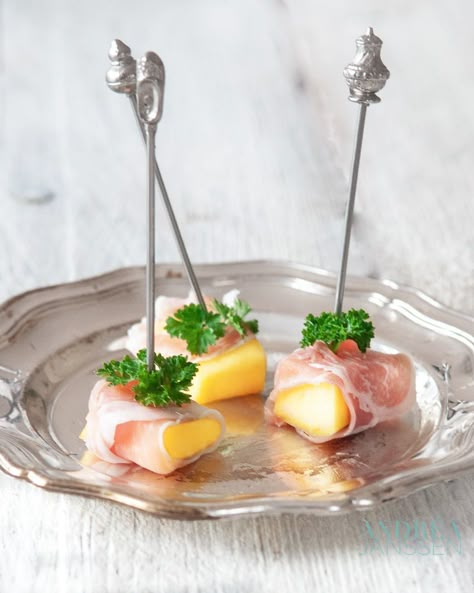 13 elegante amuse hapjes - By Andrea Janssen Mango Appetizer, Prosciutto Appetizer, Mango Recipes, Gourmet Chocolate, Starters Recipes, Event Food, Food Plating, Yummy Appetizers, Clean Eating Snacks