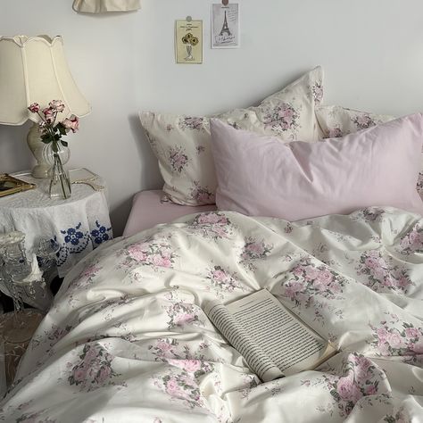 Shop Coquette Pink Blooming Roses Bedding Set - coquette aesthetic bedding duvet cover set with vintage floral print in pink shades. Enjoy no minimums FREE delivery on roomtery. E Girl Room, Vaporwave Room, Fall Bedding Sets, Moody Color Palette, Pastel Aesthetic Room, Vintage Bedding Set, Indie Aesthetic Room, Room Grunge, Cottagecore Room