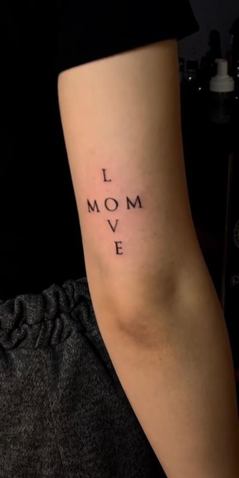 Tattoo Minimal Women, Message Tattoos Inspiration, First Love Tattoo Ideas, Tattoo Inspiration Women, Mama Tattoos, Love Mom Tattoo, Floral Back Tattoos, Mama Tattoo, Cute Henna Tattoos