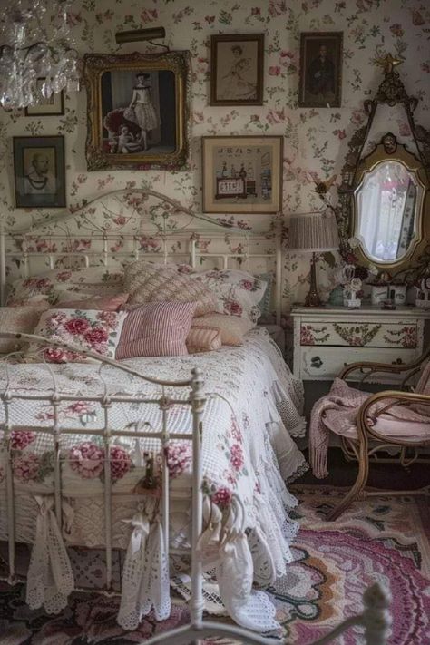 Haley Dunphy Aesthetic, Vintage Floral Bedroom, Nostalgic Bedroom, Boho Chic Wallpaper, Bedroom For Teens, Nostalgic Decor, Haley Dunphy, Cottage Bedrooms, Fall Bedroom Ideas