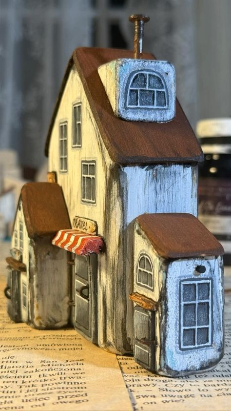 #driftwood #driftwoodart #smallhousedesign #diy #woodenhouse Tre Kunst, Fairy House Crafts, Tas Mini, Driftwood Art Diy, Scrap Wood Crafts, Small Wooden House, Driftwood Projects, Pottery Houses, Cardboard House