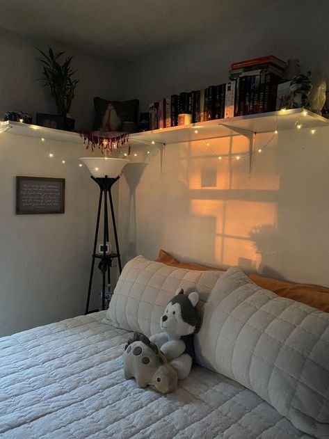 Twinkle Lights Aesthetic, Bedroom Twinkle Lights, Lights Aesthetic Room, Twinkle Lights Bedroom, Room Sunset, Book Bedroom, Bedroom Book, Lights Aesthetic, Moody Aesthetic