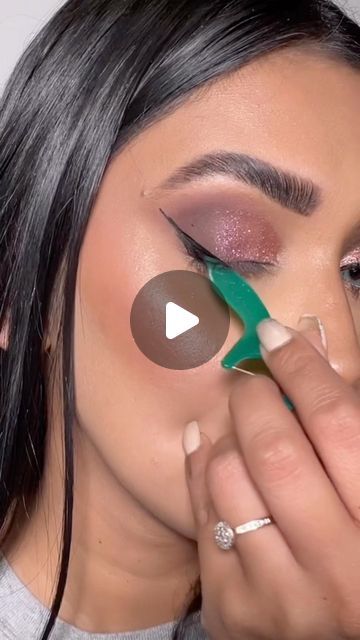 Rashna Kutwaroo on Instagram: "Easy eyeshadow hack + Wing liner hack = Effortless Glam💗✨ Have you guys tried any of these amazing hacks?! If not, start practicing💕 . . @sigmabeauty - Enchanted Eyeshadow Palette @stilacanada - Stay all day Eyeliner @vasanticosmetics - Kajal Waterline Eye Pencil (White Clarifier) @kissproducts - Bombshell Lashes . . #eyeshadowhack #makeuphacks #easyeyeshadow #makeupforbeginners #pinkeyeshadow #pinkeyemakeup #wingedeyeliner #eyelinertutorial #eyelinerhacks #simpleeyemakeup #easymakeup #pinkmakeup" Eyeshadow Pencil How To Use, Easiest Way To Do Winged Eyeliner, Winged Eyeliner Hacks Easy, Perfect Winged Eyeliner Hacks, Winged Eyeliner Hack, Eye Makeup Wing, Wing Eyeliner For Beginners, Wing Liner Tutorial, How To Wear Eyeshadow