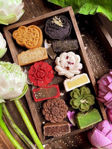 Mooncake Aesthetic, Chinese Moon Cake, Mooncake Recipe, Cake Festival, Frappe Recipe, Dessert Photography, Chinese Dessert, Lunch Recipes Healthy, Asian Desserts