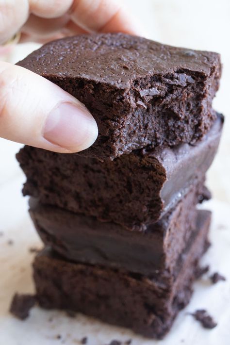 My 5 ingredient cottage cheese brownies are fudgy and packed with deep chocolate flavor. They are secretly healthy, too! This recipe is sugar free, low in calories and high in protein. Air fryer method and oven method included. Keto Cottage Cheese Brownies, Keto Cottage Cheese, Protein Mousse, Microwave Brownie, Sugar Free Brownies, Cheese Brownies, Cheese Alternatives, Avocado Brownies, Cottage Cheese Recipes