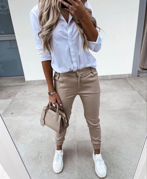 Solid Color Pants, Stil Elegant, Mode Casual, Stylish Work Outfits, Casual Work Outfits, Inspired Outfits, Work Outfits Women, Inspiration Mode, Work Attire