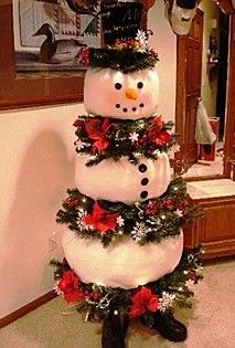 Use an old worn out Christmas tree and make an adorable snowman How To Make Christmas Tree, Snowman Christmas Tree, Garbage Bags, White Trash, Animated Christmas, Snowman Christmas, Noel Christmas, Trash Bags, Christmas Deco