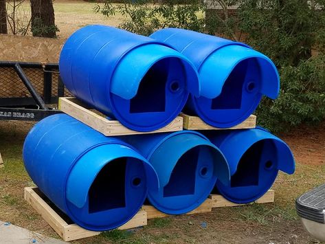 Barrel Dog House, Dog Boarding Kennels, Dog Bedroom, Dog Kennel Designs, Cats Outside, Cat Patio, Diy Dog Toys, Dog Yard, Diy Cat Toys