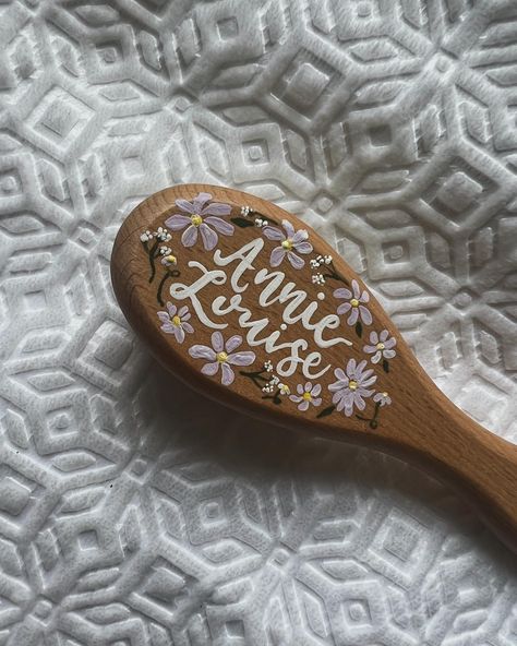 Custom Hair Brush, Hand Painted Hair Brush, Bridesmaid Gift Ideas Diy, Painted Hairbrush, Wooden Box Crafts, Diy Bridesmaid Gifts, Wooden Hair Brush, Girls Night Crafts, Box Painting