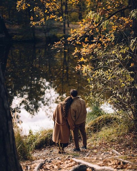 Cozy Fall Couple Photoshoot, Cute Fall Couple Outfits, Autumn Couple Photoshoot, Fall Couple Photoshoot Ideas, Fall Couple Pictures, Fall Engagement Shoots, Fall Couple Photos, Couple Photoshoot Ideas, Shooting Couple