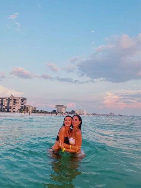 Cute Poses At The Beach, Two Person Beach Pictures, Sunrise Ocean Pics, Beach Pictures Clothes, Cute Duo Beach Pics, Poses For Pictures Instagram Beach Friends, Cute Beach Poses With Best Friend, Best Friend Photoshoot Beach, Beach Pic With Friends