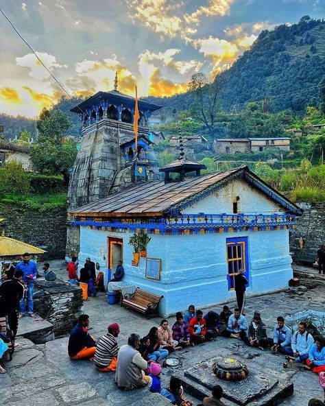 Triyuginarayan Temple, Devbhoomi Uttarakhand, Chopta Uttarakhand, Ram Sita Photo, Shiva And Parvati, Art Spirituality, Hd Landscape, Tempo Traveller, South Asian Aesthetic