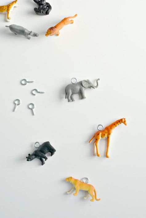 burkatron: diy | animal keyrings Random Diys, Plastic Animal Crafts, Keyring Craft, Diy Souvenirs, Charm Necklace Diy, Diy Keyring, Globe Crafts, Birthday Party At Home, Diy Backpack