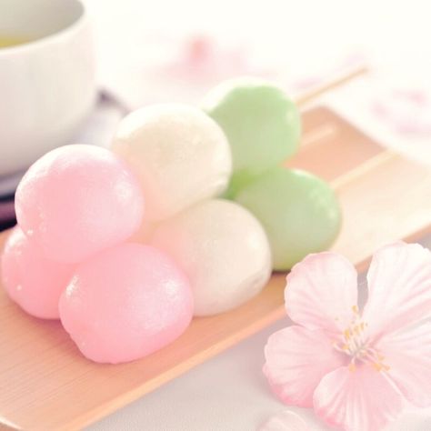 Dango Recipe, Desserts Japonais, Dessert Chef, Japanese Food Traditional, Mochi Ice Cream, Japanese Sweet, Japanese Candy, Japanese Dessert, Japanese Snacks