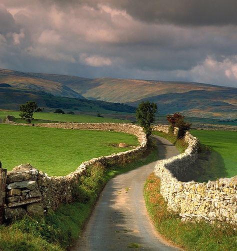 The long and winding road Lake District England, Inspiring Places, Lake Windermere, Wild Camping, Theme Nature, Beautiful Roads, British Countryside, Winding Road, Biome