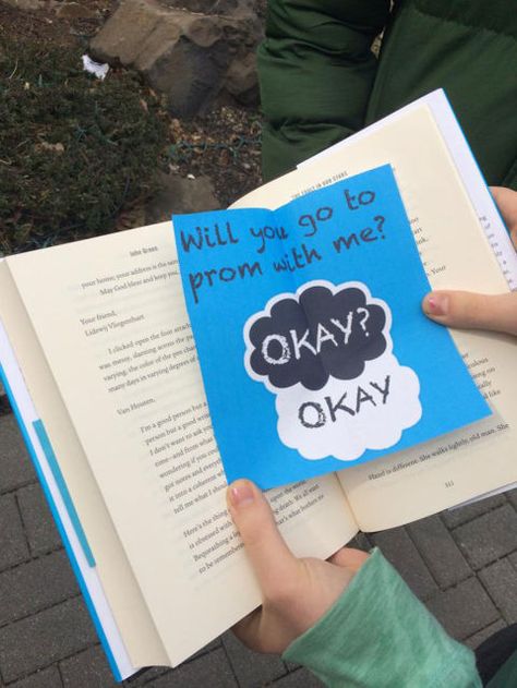 9 Amazing Promposals Inspired By Your Favorite Movies and TV Shows Amazing Promposals, Promposal Ideas, Dance Proposal, Prom Date, Prom Proposal, The Fault In Our Stars, Prom Girl, Ya Books, Books Young Adult