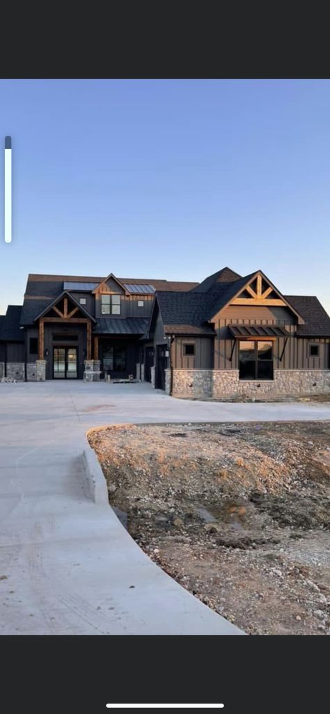 My Dream Home Farmhouse Exterior, Western House Modern, Black Barndominium With Rock, Nifty House Ideas, Western Homes Outside, Ranch Dream Home, Barndominium Home Exterior, Western Home Exterior Ranch Style, Western Houses Exterior