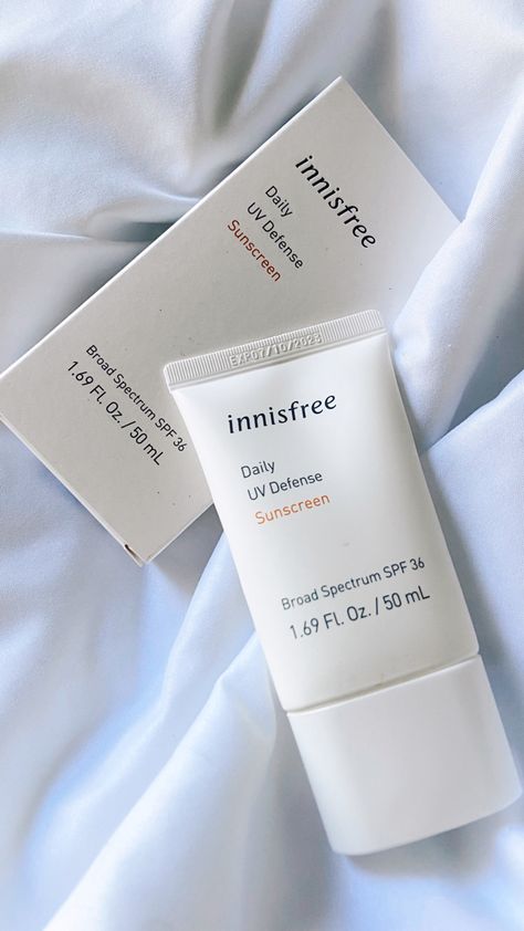 Innisfree sunscreen, bottle and box on a bed sheet next to each other. Innis Free Sunscreen, Innisfree Skincare Aesthetic, Innisfree Aesthetic, Skincare Set Package, Aesthetic Sunscreen, Innisfree Sunscreen, Sunscreen Aesthetic, Innisfree Skincare, Sunscreen For Face