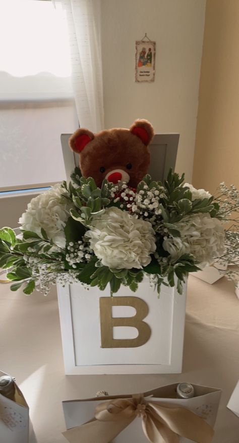 Baby shower Teddy Bear Box Centerpiece, Box Centerpiece Ideas, Abc Baby Shower, Event Backdrops, Box With Flowers, Box Centerpiece, Baby Shower Box, Baby Shower Baskets, Mailbox Decor