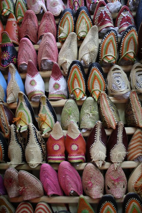 Shopping Shoes in the SOUKS of Morocco... Arab Shoes, Acotar Fashion, Morocco Fez, Zara Style, Islamic Countries, Shopping Shoes, Arabic Style, Gq Style, Orient Express