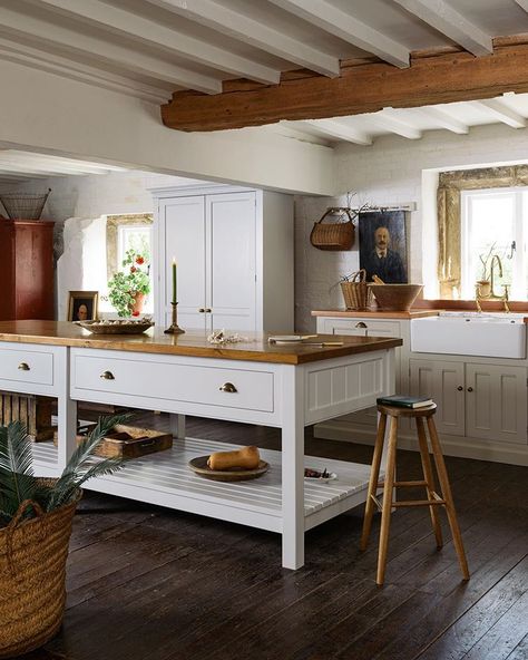 Another new shot from one of our oldest kitchens at the Mill. This huge bespoke prep table is almost three metres long but it doesn't feel… Cosy Kitchens, Classic English Kitchen, Painted Beams, Unfitted Kitchen, Old World Kitchens, Prep Table, Devol Kitchens, Cosy Kitchen, Country Kitchen Designs