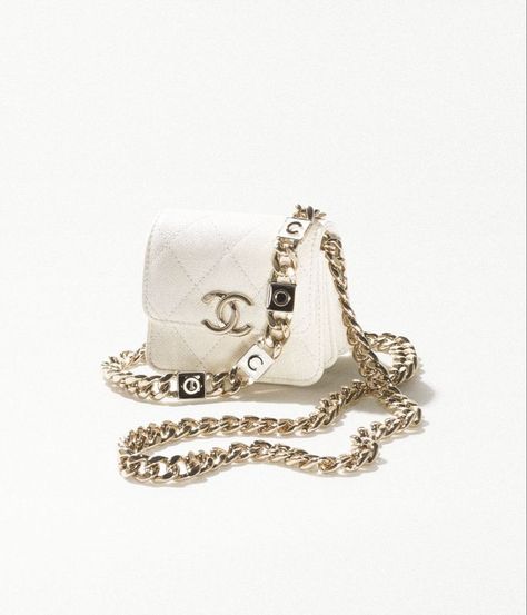 Coco Chanel Bags, White Chanel Bag, Chanel Mini Bag, Moda Chanel, Aesthetic Bags, Mode Chanel, Chanel Store, Chanel Mini, Couture Mode