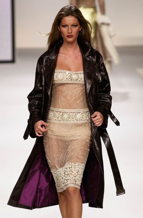 Gisele Bundchen Runway, Runway Versace, Valentino 90s, Fashionshow Runway, 2000s Runway, Gisele Bündchen, Gisele Bundchen, Vintage Runway, Make Up Hair