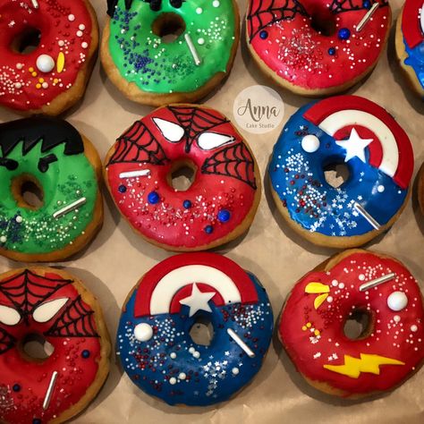 Donut Cake Birthday, Marvel Birthday Cake, Avengers Birthday Party Decorations, Birthday Spiderman, Donut Decorating Ideas, Fancy Donuts, Anna Cake, Marvel Birthday Party, Donut Cake