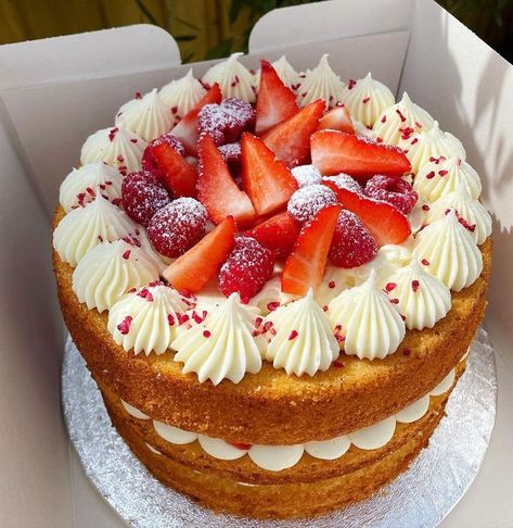 Birthday Cake Ideas Fruit, Birthday Sponge Cake, Victoria Sponge Cake Decoration Birthday, Victoria Sponge Birthday Cake, Victoria Sponge Cake Decoration, Naked Cake Decorating Ideas, Vanilla Cake Decoration, Birthday Cake With Fruit, Cake Fruit Decoration