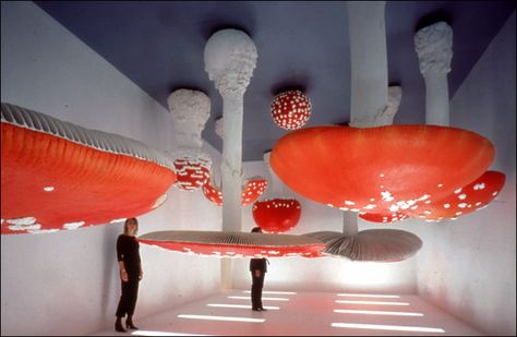 Carsten Hoeller, Upside down Mushroom Room, 2000 Salle remplie de sculptures gigantismes représentation de champignons /des amanites tue mouches – Renvois à l'imaginaire du conte (Alice, ect) Chaque champignon est accroché à l'envers au plafond.  La disposition de champignons géant, rend la traversé difficile, contraint le cors à se coller aux murs, se baisser.  Retour sur la notion de danger. Installation Interactive, Frieze Art Fair, Giant Mushroom, Gagosian Gallery, Hayward Gallery, Psy Art, Jeff Koons, Interactive Installation, Interactive Art